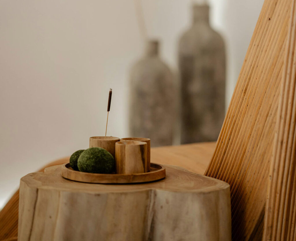 Egy faragott farönkön, fa tálcán, természetes anyagokból készült dekoráció